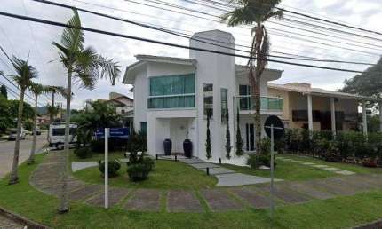 Mobiliada e decorada com 4 quartos e área gourmet com piscina para locação em Jurerê Internacional.