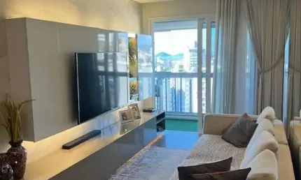 Semi mobiliado com vista parcial mar e 2 quartos à venda no centro de florianópolis.