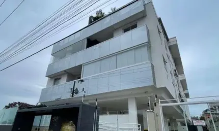 Semi mobiliado com sacada com churrasqueira, 2 quartos e 1 vaga à venda em Canasvieiras.