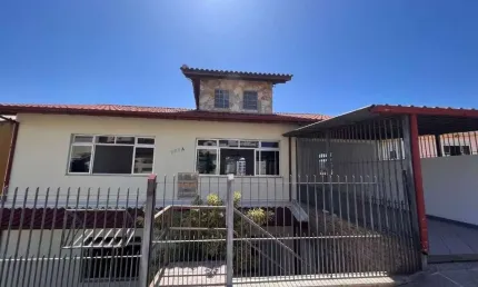 2 pavimentos, 4 suítes e 2 vagas à venda no Jardim Atlântico.