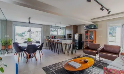 Duplex semi mobiliado, espaço gourmet com terraço privativo, 4 quartos e 3 vagas à venda na Trindade