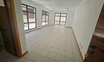 Sala comercial com 1 vaga à venda no Centro de Florianópolis.