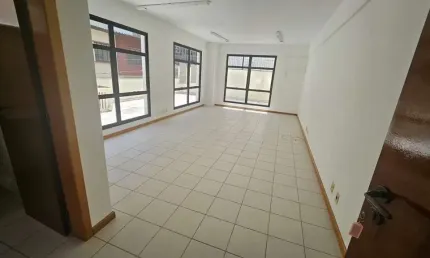 Sala comercial com 1 vaga à venda no Centro de Florianópolis.