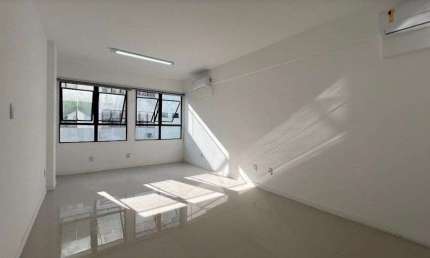Sala comercial com 1 vaga - À venda em frente a UFSC.
