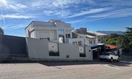 Viabilidade comercial e residencial, vista mar, 4 quartos e ótima localização à venda no Estreito em Florianópolis.