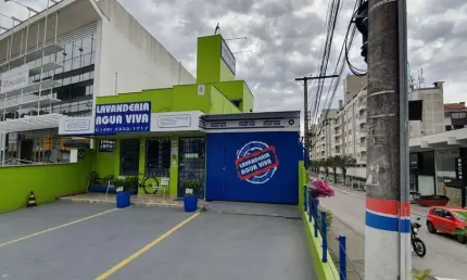 Casa comercial com 350m²  e 6 vagas à venda na Trindade.