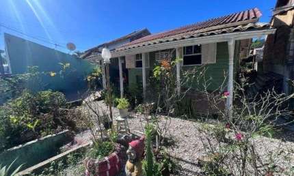 À venda | Casa com 2 quartos e 90 m² de área construída - Praia do Campeche, em Florianópolis.