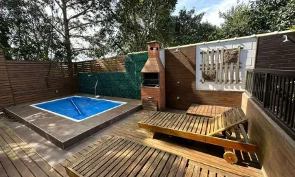 Condomínio fechado, 3 quartos sendo 2 suítes, 1 loft mobiliado na área externa e 4 vagas no Campeche - À venda