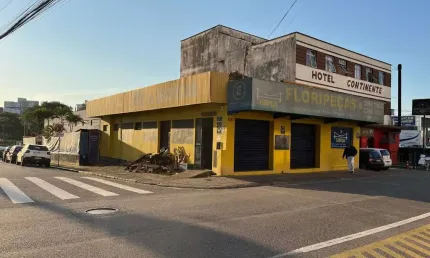 Loja comercial de esquina, 924m² - à venda na rua santos saraiva - estreito / florianópolis.