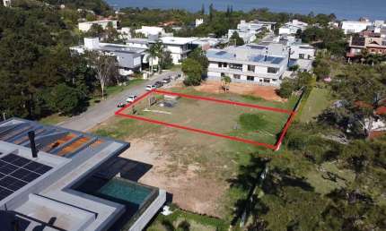 Terreno com 762m² à venda em Condomínio fechado de Alto Padrão em Cacupé.