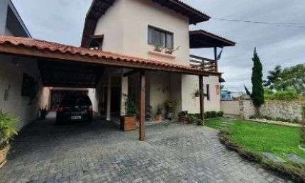 À venda | 4 quartos, espaço gourmet com churrasqueira e piscina - Carianos, em Florianópolis.