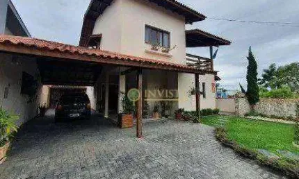 À venda | 4 quartos, espaço gourmet com churrasqueira e piscina - Carianos, em Florianópolis.