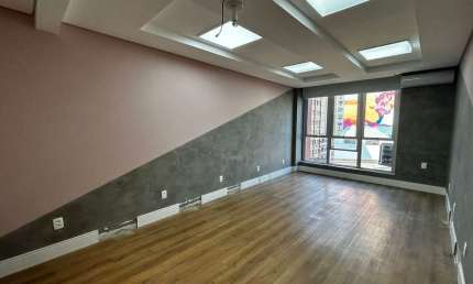 Sala comercial semi mobiliada à venda no Centro de Florianópolis.