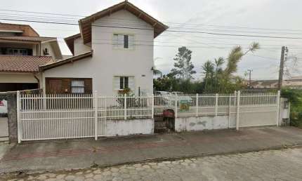 À venda | 200 m², 4 quartos (todos suítes) e 4 vagas de garagem - Carianos, próximo a Ressecada, em Florianópolis.