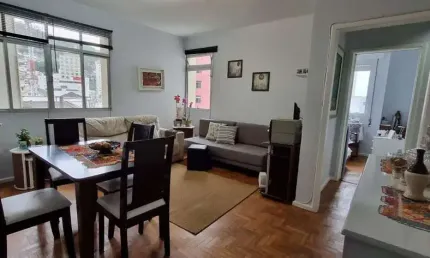 À venda! 2 quartos, dependência de empregada e ótima localização no Centro de Florianópolis.