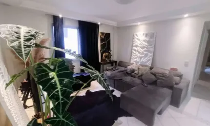Andar alto, semi mobiliado, 2 quartos e 1 vaga à venda no Centro próximo ao Colégio Catarinense.