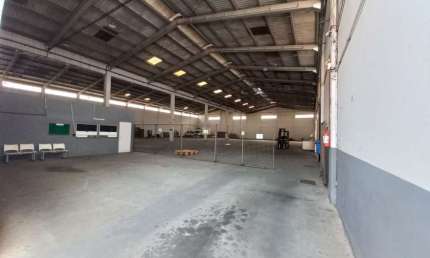 Galpão com 5000m² e 35 vagas para locação em São José.