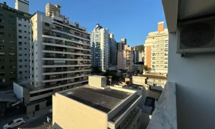 Andar alto, semi mobiliado, 3 quartos e 1 vaga à venda no centro de florianópolis.
