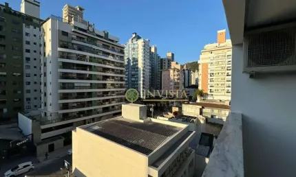 Andar alto, semi mobiliado, 3 quartos e 1 vaga à venda no centro de florianópolis.
