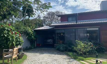 À venda | 375 m², 2 quartos e 2 vagas de garagem - Rio Vermelho, em Florianópolis.