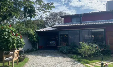 À venda | 375 m², 2 quartos e 2 vagas de garagem - Rio Vermelho, em Florianópolis.