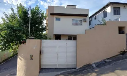 2 pavimentos, terraço privativo, 3 quartos e localização privilegiada no Centro de Florianópolis.