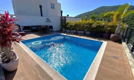 À venda | Terraço privativo com piscina, espaço gourmet, 3 quartos e 4 vagas de garagem - Itacorubi, em Florianópolis.