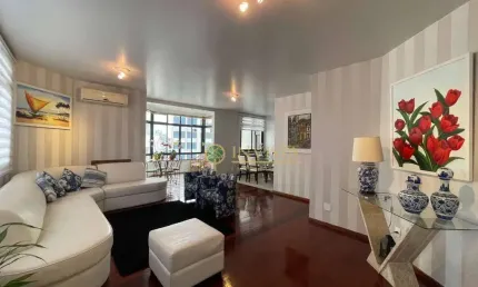 Apartamento em andar alto com 4 quartos, semi mobiliado e 2 vagas à venda no centro de florianópolis.