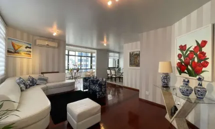 Apartamento em andar alto com 4 quartos, semi mobiliado e 2 vagas à venda no centro de florianópolis.