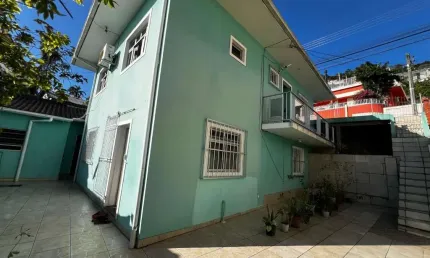 Casa com 2 pavimentos à venda na costeira do pirajubaé.