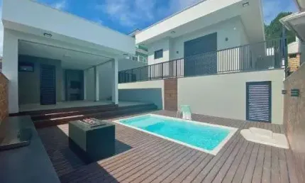 À venda | 202 m², 3 quartos, piscina privativa e 2 vagas de garagem - Pedra Branca, Palhoça/SC