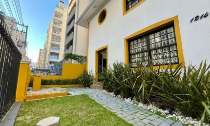 À venda | 231m², 14 salas, 5 banheiros e 4 vagas de garagem – ao lado do Colégio Catarinense, no Centro de Florianópolis.