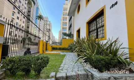 À venda | 231m², 14 salas, 5 banheiros e 4 vagas de garagem – ao lado do colégio catarinense, no centro de florianópolis.