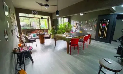 Vista parcial mar, semi mobiliado, 2 suítes e 1 vaga de garagem à venda em coqueiros.