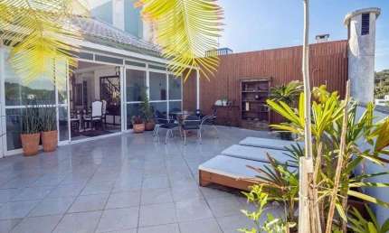 Á venda em Jurerê Internacional! Terraço privativo, churrasqueira, 3 quartos e 2 vagas de garagem.
