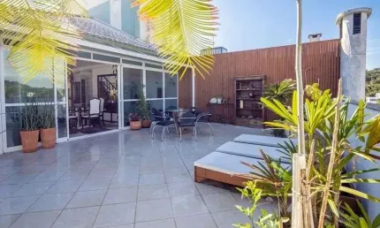 Á venda em Jurerê Internacional! Terraço privativo, churrasqueira, 3 quartos e 2 vagas de garagem.
