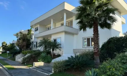 Locação! Alto padrão com 5 suítes, piscina privativa e 6 vagas em Jurerê Internacioal.