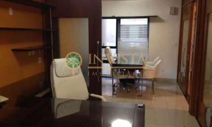 Sala Comercial com 228m² e 2 vagas de garagem para locação no Centro de Florianópolis.