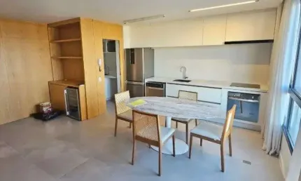 À venda próximo ao Passeio Pedra Branca na Palhoça! Mobiliado, Andar alto, 3 suítes e 2 vagas de garagem.