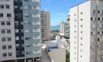 À venda próximo ao Parque da Luz no Centro de Florianópolis! 2 quartos, vista Mar e 1 vaga de garagem.