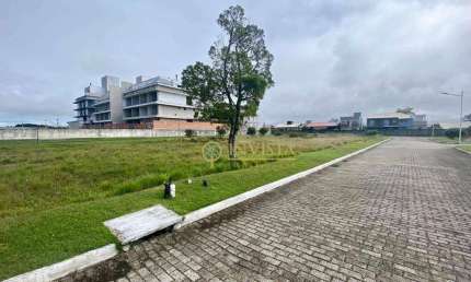 À venda com 394m² em condomínio fechado no Campeche!