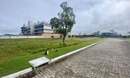 À venda com 394m² em condomínio fechado no Campeche!