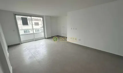 À venda no Centro de Florianópolis! Novo com 2 suítes e sacada.