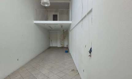Loja comercial com mezanino e 60m² para locação no Centro de Florianópolis.