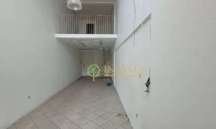 Loja comercial com mezanino e 60m² para locação no Centro de Florianópolis.