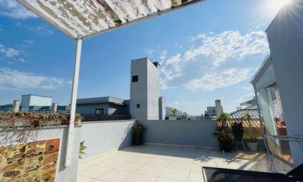 À venda nos Ingleses próximo ao Mar! Terraço privativo, 3 quartos sendo 2 suítes e 2 vagas de garagem.