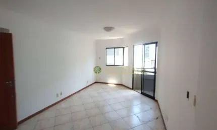 À venda no Centro de Florianópolis. Mobiliado, 3 quartos, sacada e 1 vaga de garagem.