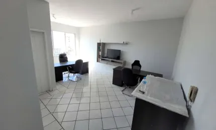 Locação no bairro Estreito! Sala comercial mobiliada e com Vista Mar.