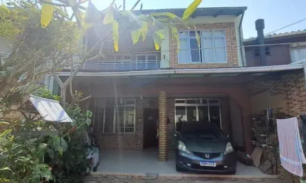 À venda na Praia da Armação! 3 quartos, 200m² de área construída e 2 vagas de garagem.
