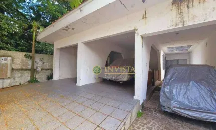 À venda no Balneário do Estreito! 2 Casas, frente para 2 ruas, 455m² e 4 vagas de garagem.